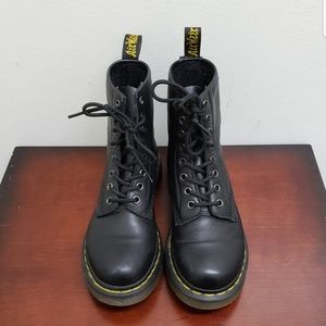 *sold on depop* Dr. Martens black leather boots